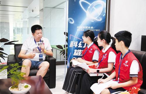 6月13日上午，“科幻作家雄安行”活动在雄安新区启动。科幻作家游者（左一）与雄安新区小学生“科幻迷”面对面交流。 本报记者刘光昱摄