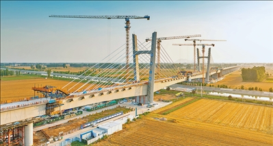 雄忻高鐵跨南水北調矮塔斜拉橋施工現場。 靳  晰攝雄忻高鐵跨南水北調矮塔斜拉橋施工現場。 靳  晰攝