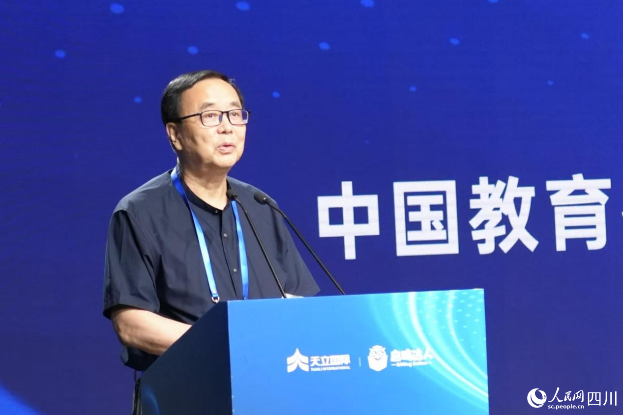 中国教育技术协会监事长、教育数字人推进工作组组长张少刚。人民网记者 郭莹摄