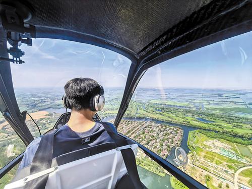 6月23日，記者乘坐雲騰九霄飛行俱樂部的小型飛機，在300米高度俯拍的澱區景色。本報記者 李 暢攝