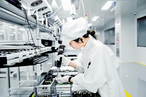 6月20日，雄安百信信息科技有限公司工作人员在生产车间内工作。庞浩然摄