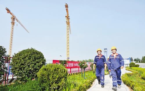 7月12日，在中核雄安科技園項目建設現場，工人們准備上工。 本組圖片由劉光昱攝