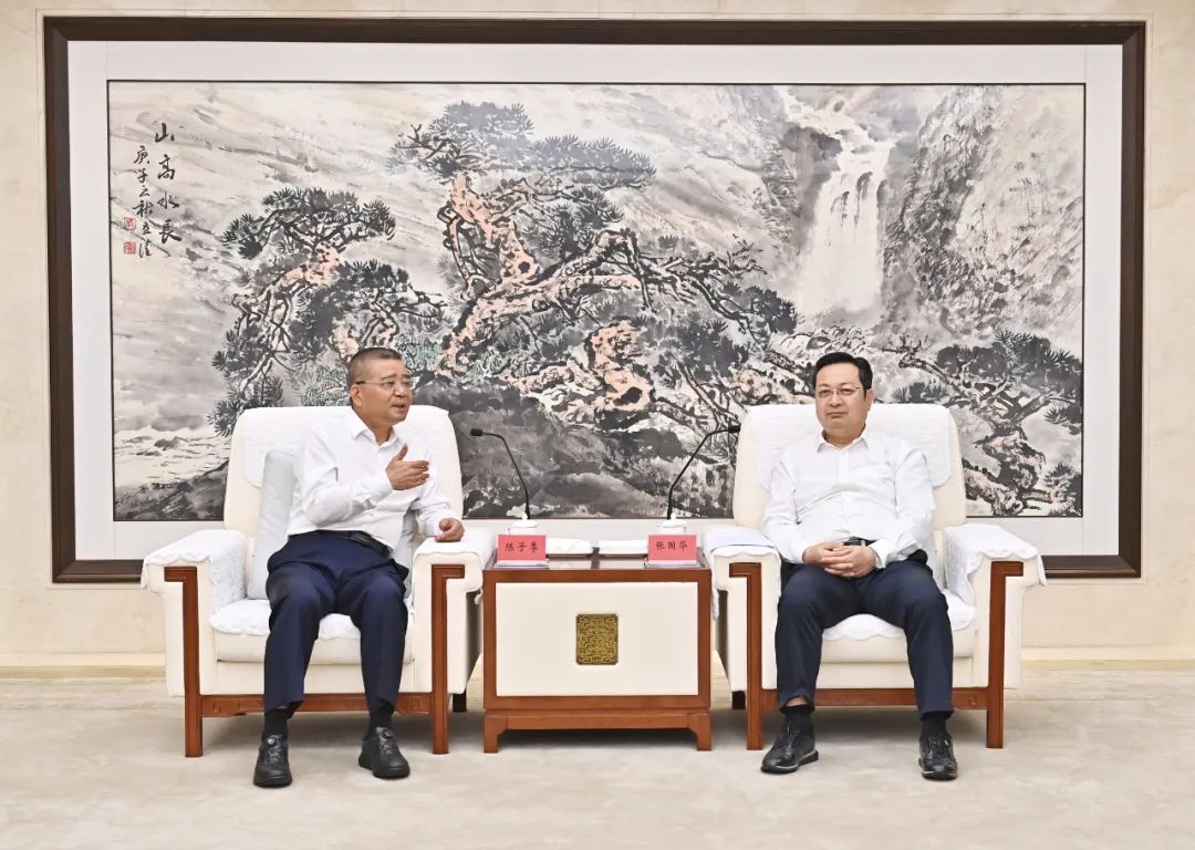 张国华与北京交通大学党委书记陈子季、校长余祖俊一行举行工作座谈。刘向阳摄