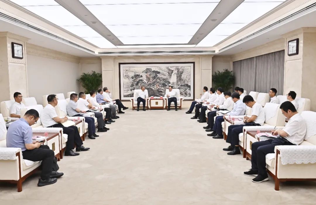 張國華與北京交通大學黨委書記陳子季、校長余祖俊一行舉行工作座談。劉向陽攝