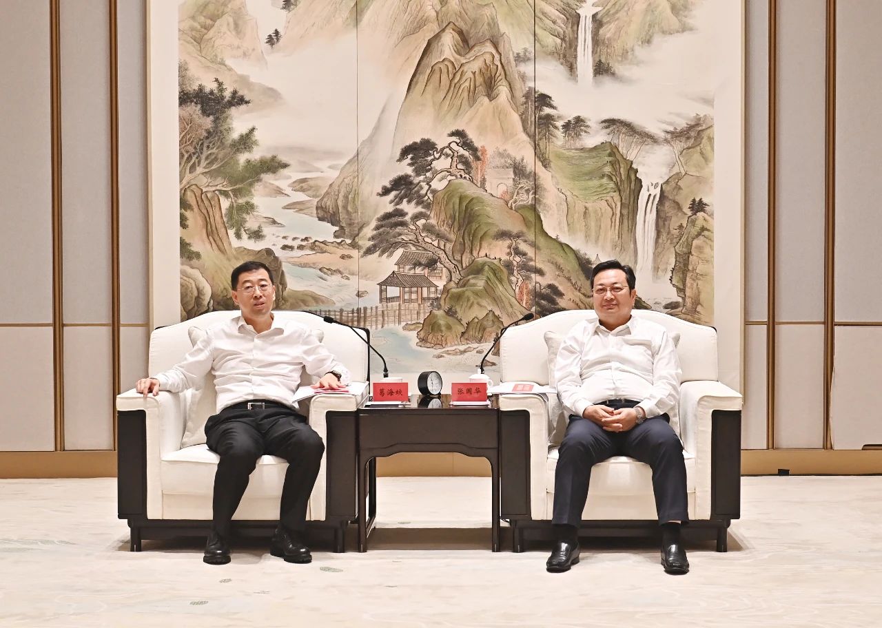 张国华与中国银行党委书记、董事长葛海蛟一行举行工作座谈。雄安媒体中心王伟倩摄