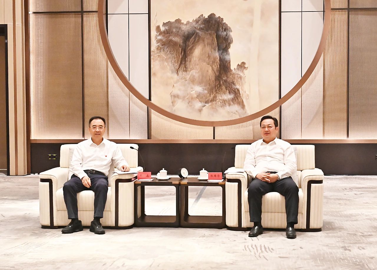 张国华与国家能源集团党组书记、董事长邹磊一行举行工作座谈。刘向阳摄