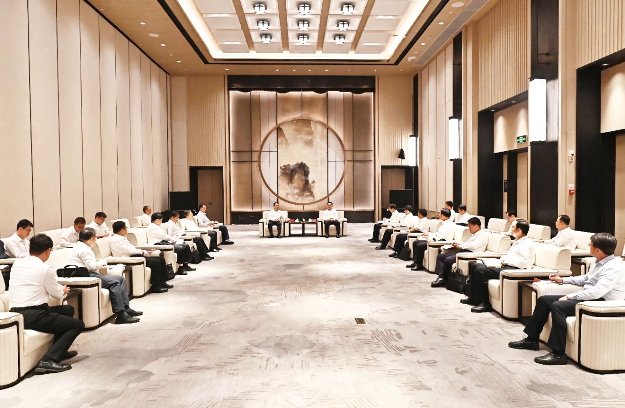 張國華與國家能源集團黨組書記、董事長鄒磊一行舉行工作座談。劉向陽攝
