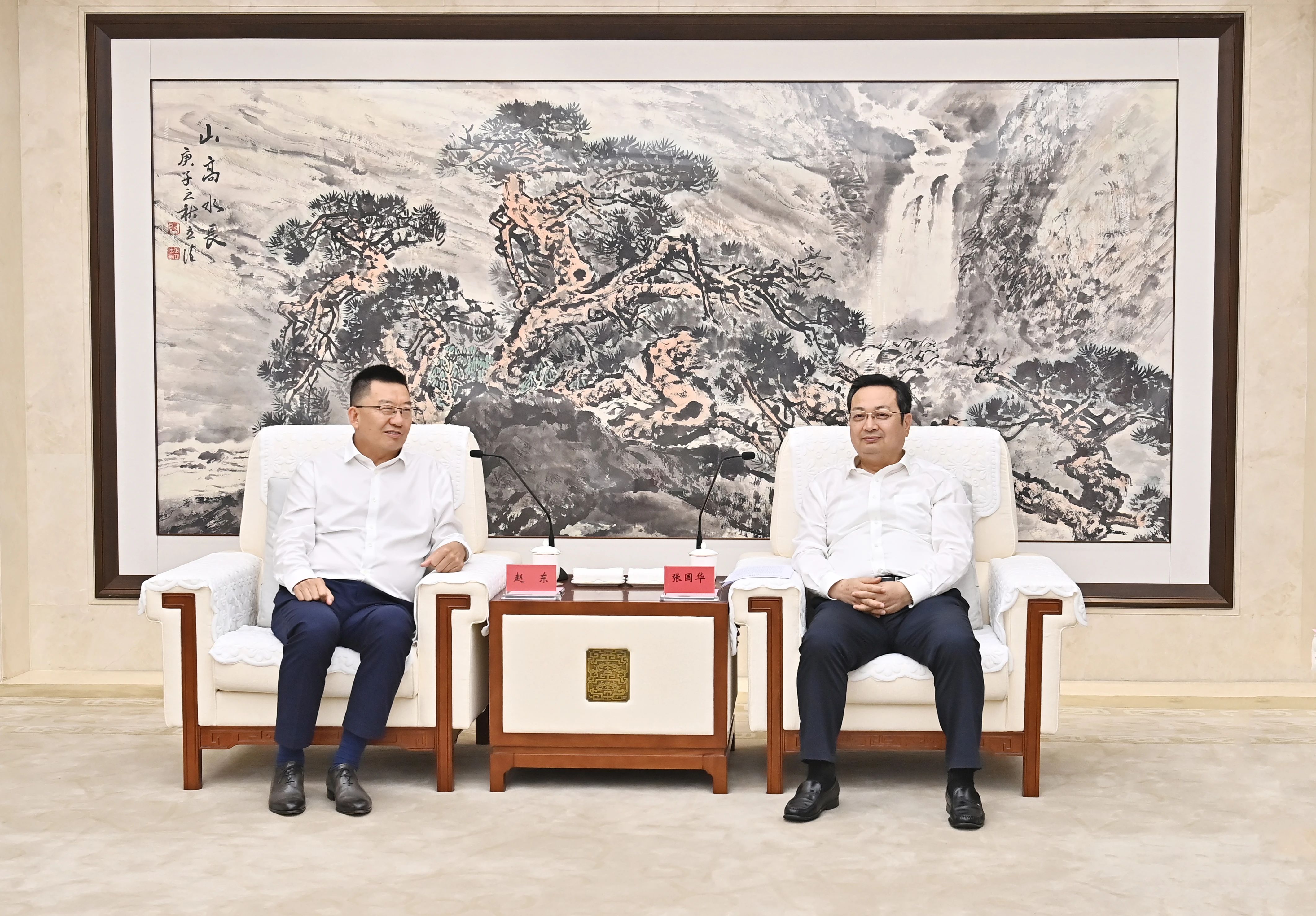 张国华与厦门航空有限公司党委书记、董事长赵东一行举行工作座谈。刘向阳摄