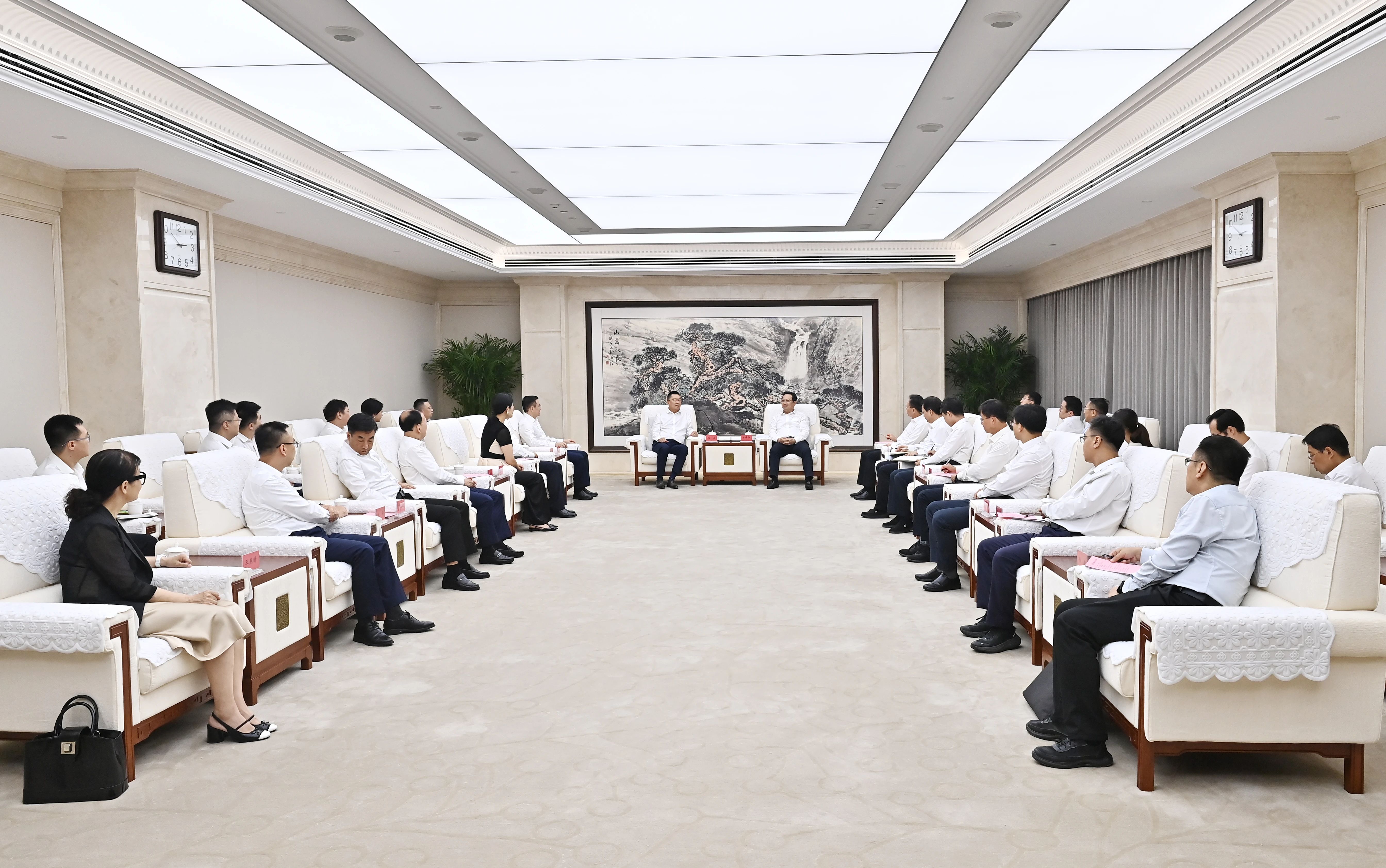 张国华与厦门航空有限公司党委书记、董事长赵东一行举行工作座谈。刘向阳摄