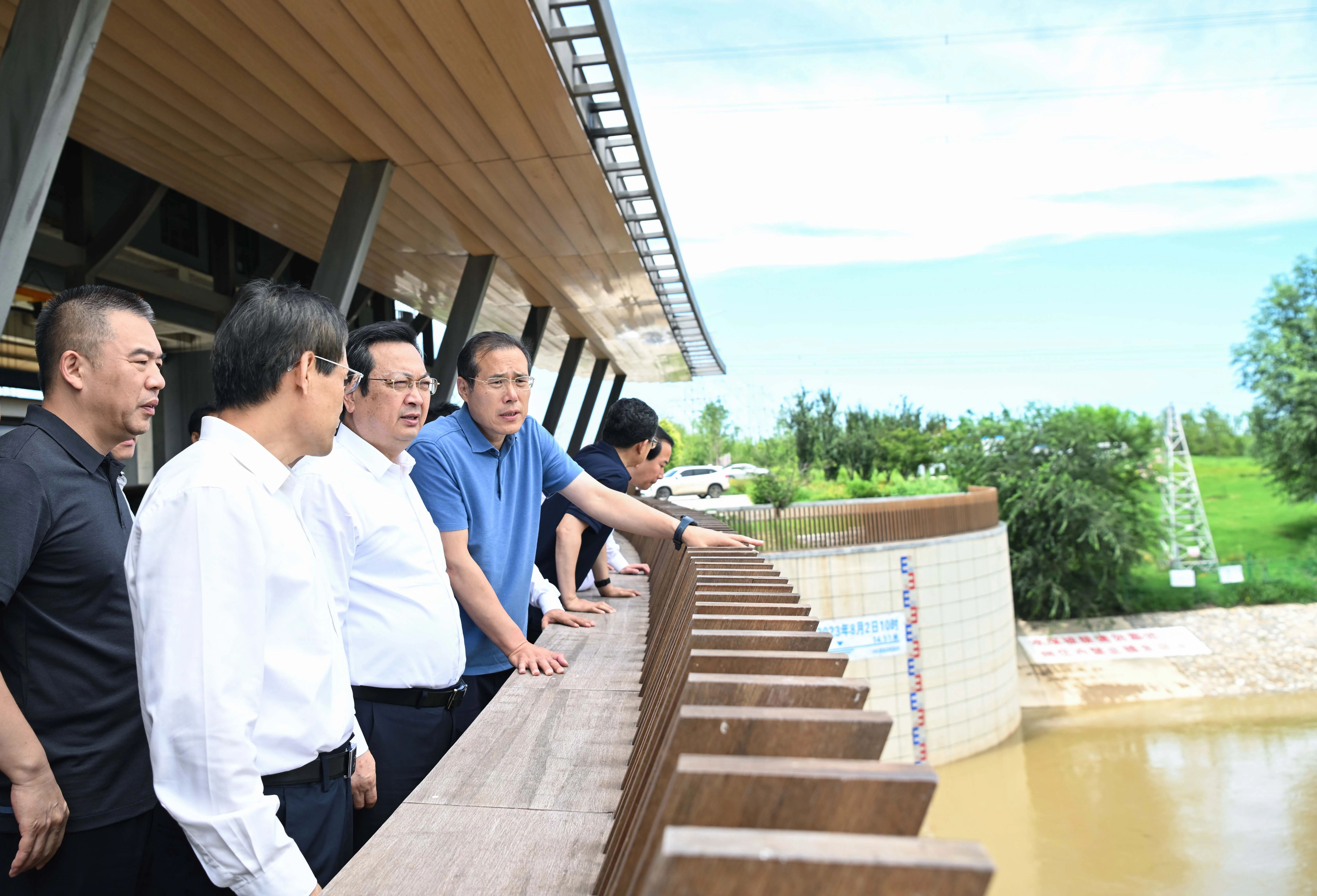 张国华调研雄安新区汛期行洪工作并召开防汛工作调度会。雄安媒体中心王伟倩摄