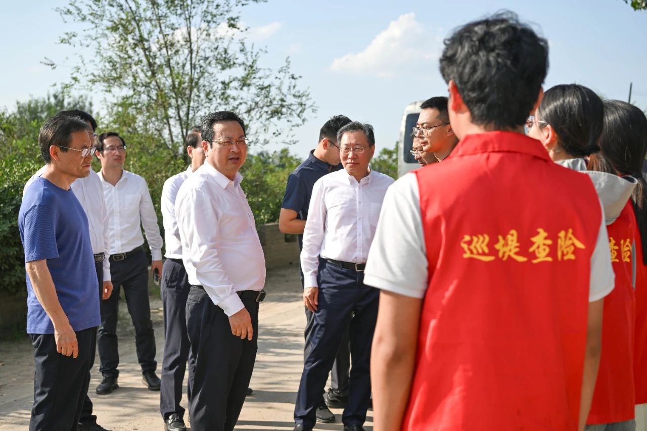 张国华调研雄安新区汛期行洪工作并召开防汛工作调度会。雄安媒体中心王伟倩摄