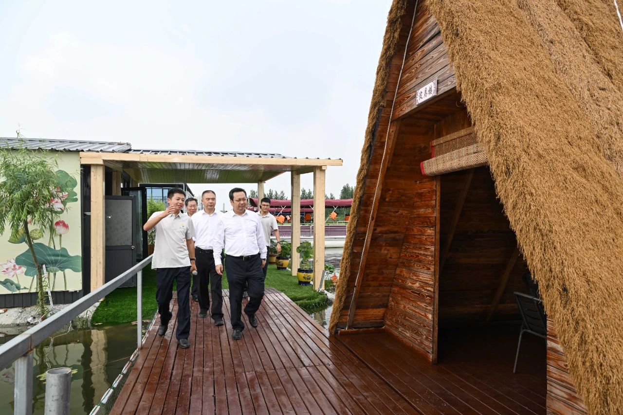 雄安新区召开白洋淀旅游环境整治提升工作现场会。雄安媒体中心王伟倩摄