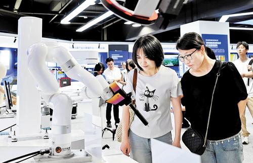 近日，在雄安未来之城场景汇科创园体验中心展区，机器人演示吸引了参观者的目光。 本组图片由本报记者刘光昱摄