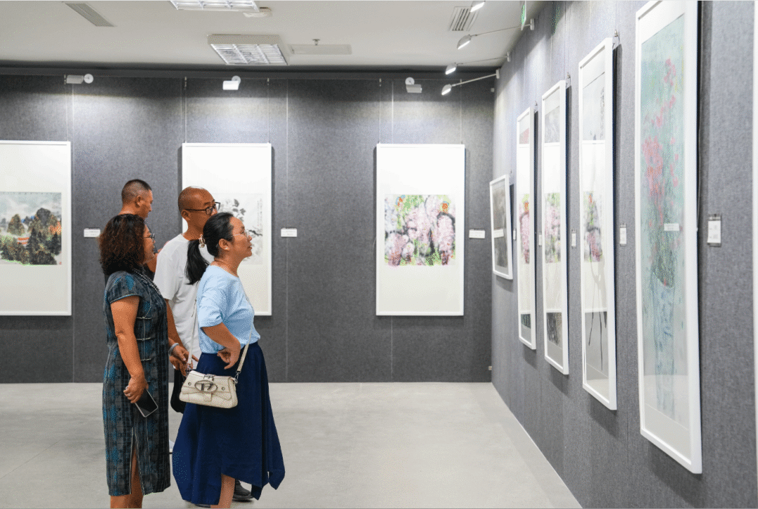 展览现场参观群众。董嘉琛 摄