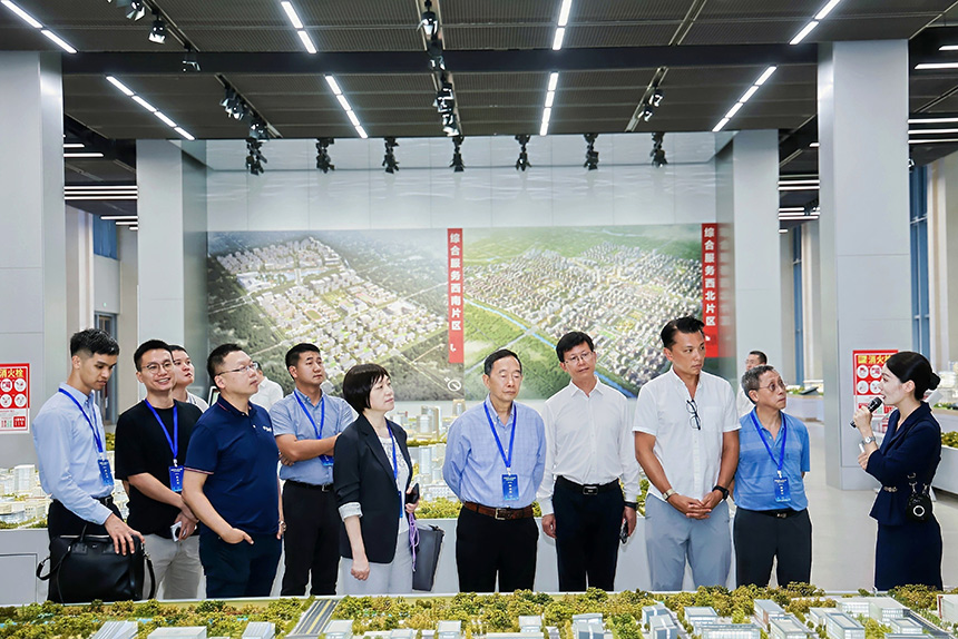 代表团对雄安新区规划建设、科技创新成果和产业发展情况进行了调研。李聿嘉摄