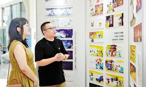 电影季期间，观众观看高校动漫作品评选优秀作品展。 本组图片由2025雄安未来影像电影季组委会提供