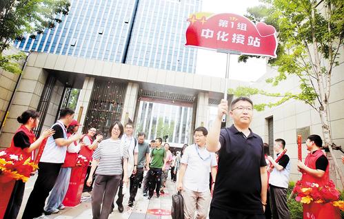 8月21日，雄安新區容東片區華望城詠華園四區，參加集中入住儀式的中國中化集團疏解員工在志願者的帶領下進入小區。 本報記者劉光昱攝