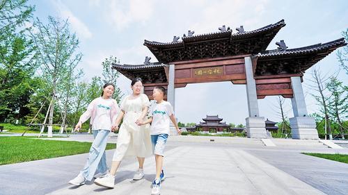 9月9日，游客在雄安新区悦容公园游玩。 本报见习记者李畅摄