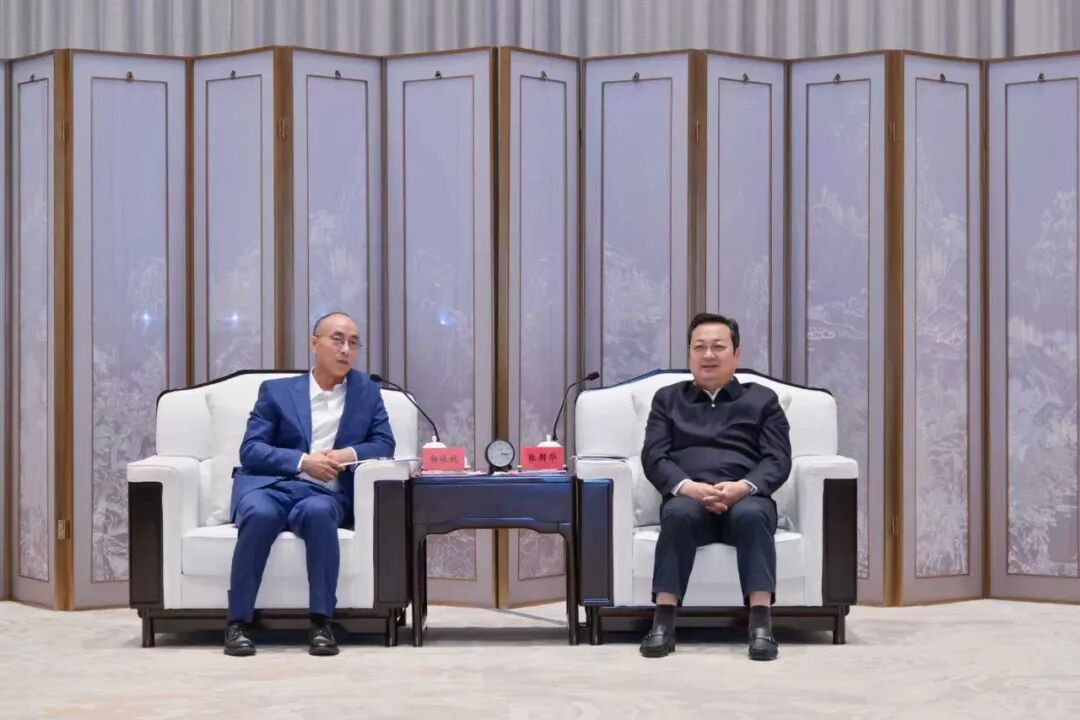 張國華與參加河北雄安新區跨國企業投資合作對接活動的嘉賓舉行工作座談。王偉倩攝