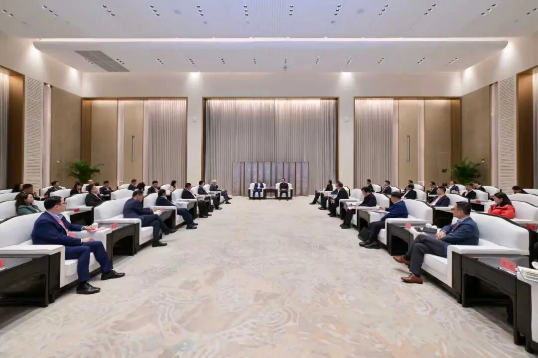 張國華與參加河北雄安新區跨國企業投資合作對接活動的嘉賓舉行工作座談。王偉倩攝