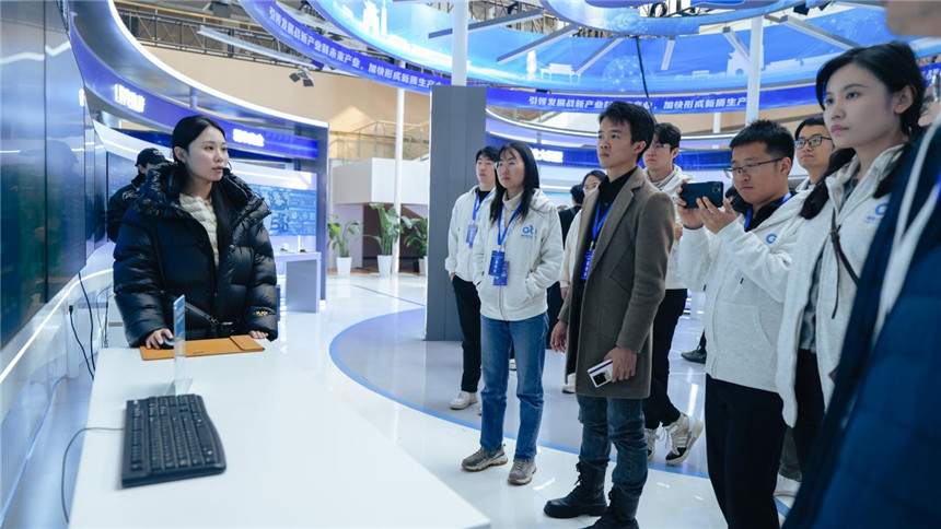 海外英才们实地探访雄安新区。雄安新区党群工作部供图