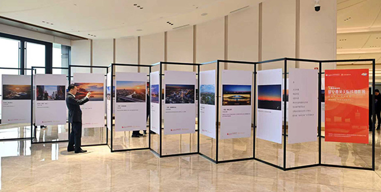 2025中国品牌论坛在雄安新区举行，与会嘉宾参观雄安最美天际线摄影展