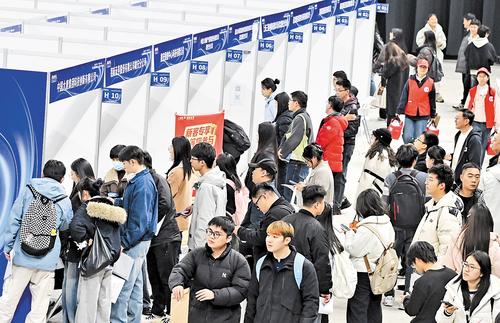 11月15日，第七屆雄安新區人才智力交流大會在雄安新區正式啟動。圖為在雄安新區體育中心體育館舉行的線下招聘會現場。本報記者 劉光昱攝