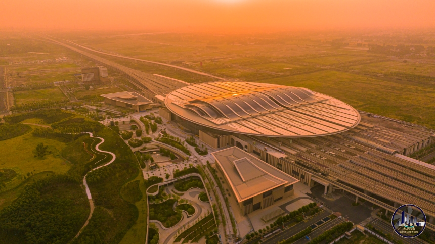 5雄安高鐵站晨曦﹔張學農﹔拍攝於2024年12月24日，雄安高鐵站在晨曦中顯的那麼壯觀_副本