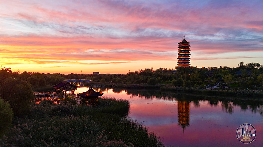 晚霞中的悦容公园。文艺博摄