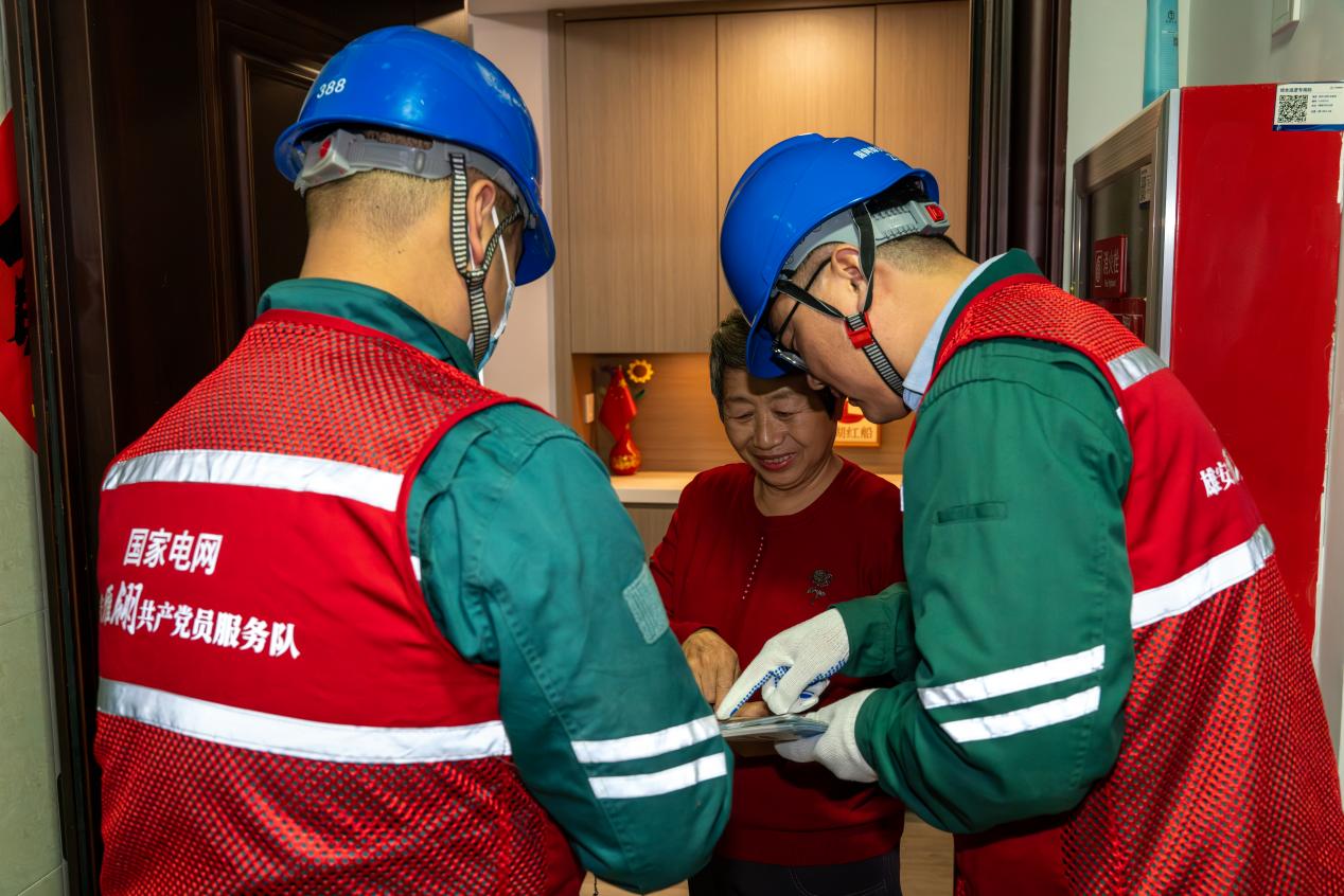 國網雄安新區供電公司工作人員開展安全用電宣傳。國網雄安新區供電公司供圖