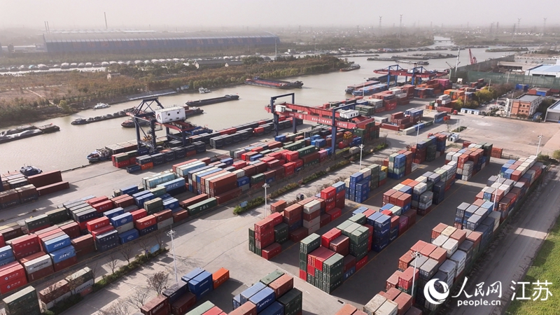 2024年,淮安港以突破57万标箱的内河集装箱吞吐量,连续16年位列江苏省内河港口第一名。人民网记者 余乐摄