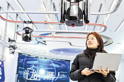 12月15日，雄安科創中心中試基地，北京普龍科技有限公司工作人員對挂軌式AI巡檢機器人進行測試。 本報記者 劉光昱攝