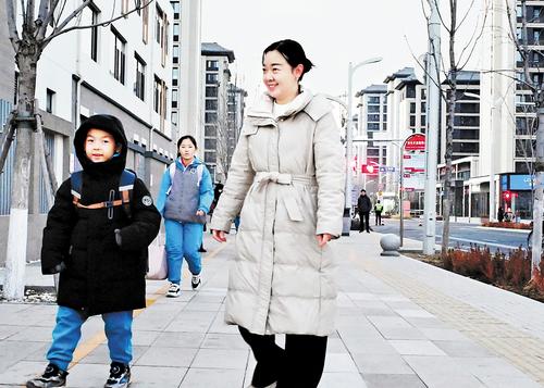 12月9日早晨，中電信數字城市科技有限公司職工王新鵬送孩子去上學。 本組圖片由本報記者劉光昱攝