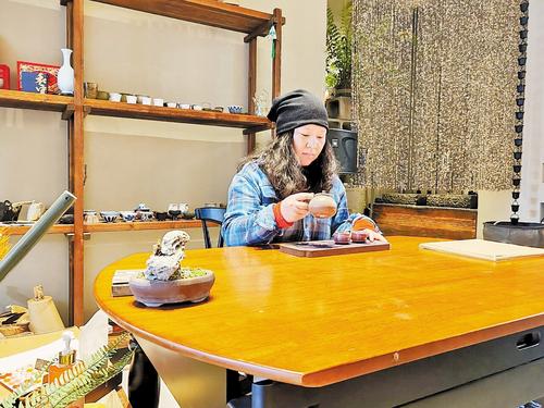 2月23日，杨雷在十时安茶酒肆内练习茶艺。 本报见习记者 康晓博摄