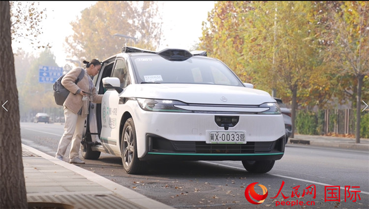 市民乘坐無人駕駛網約車。人民網記者 袁蒙攝