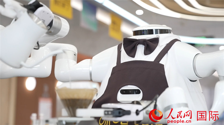 5G機器咖啡師制作手沖咖啡。人民網記者 蘇纓翔攝