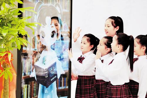 日前，雄安圖書館內，孩子們在和AI館員進行互動。