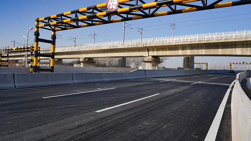 雄安新区容西片区慧谷北路涉铁工程正式建成通车。雄安集团基础建设有限公司供图