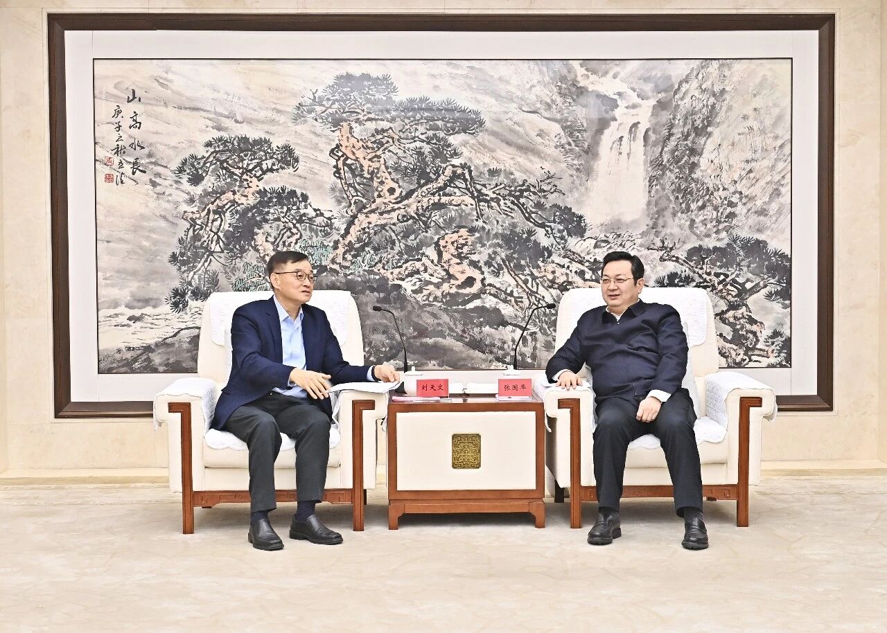 張國華與軟通動力集團董事長兼首席執行官劉天文一行舉行工作座談。劉向陽攝