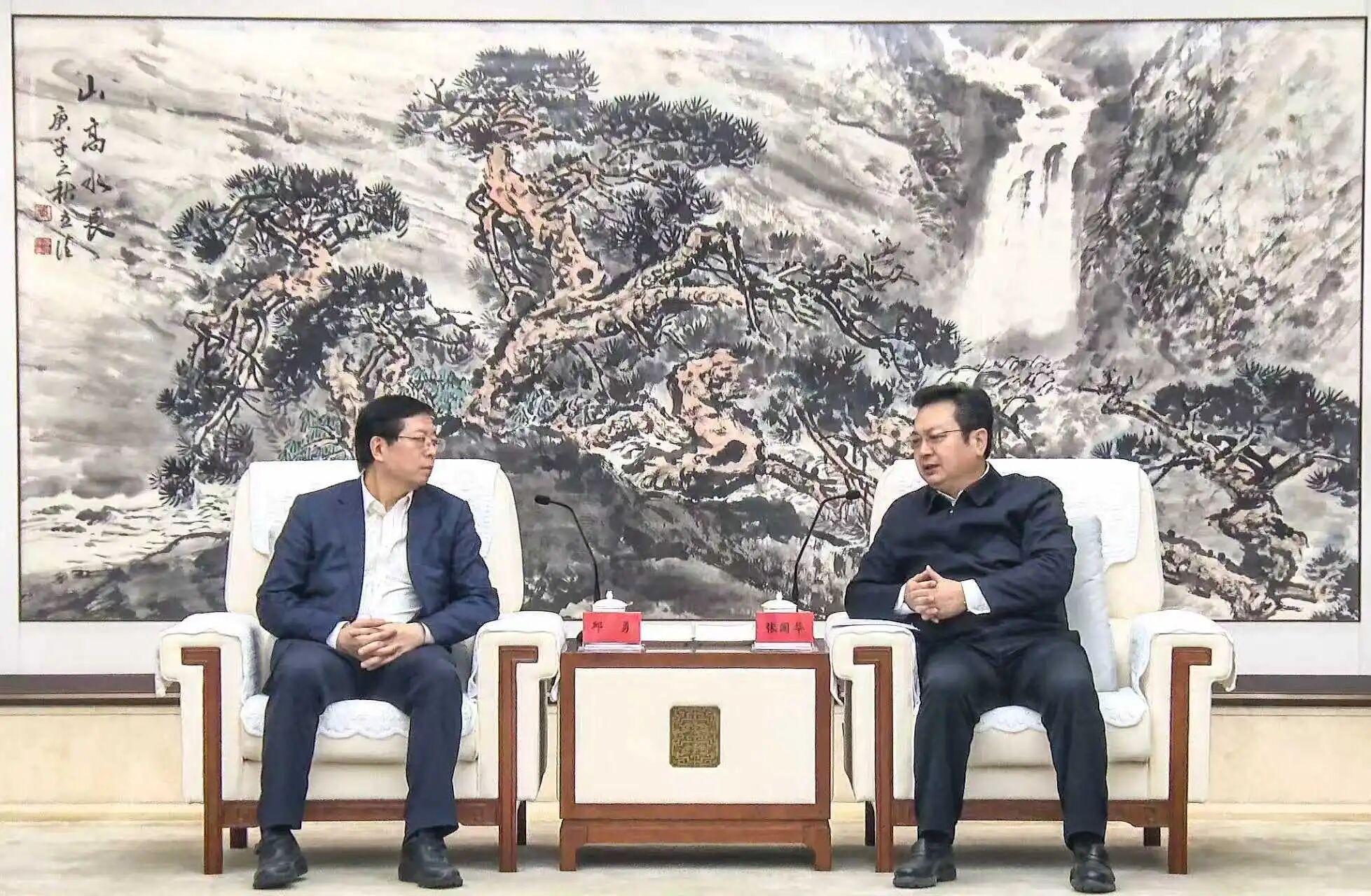 張國華與清華大學黨委書記、中國科學院院士邱勇一行舉行工作座談。秦啟涵攝