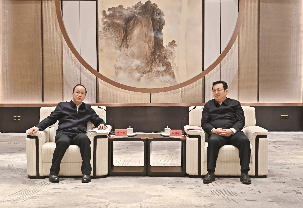 张国华与北京大学党委书记何光彩一行举行工作座谈。刘向阳 摄