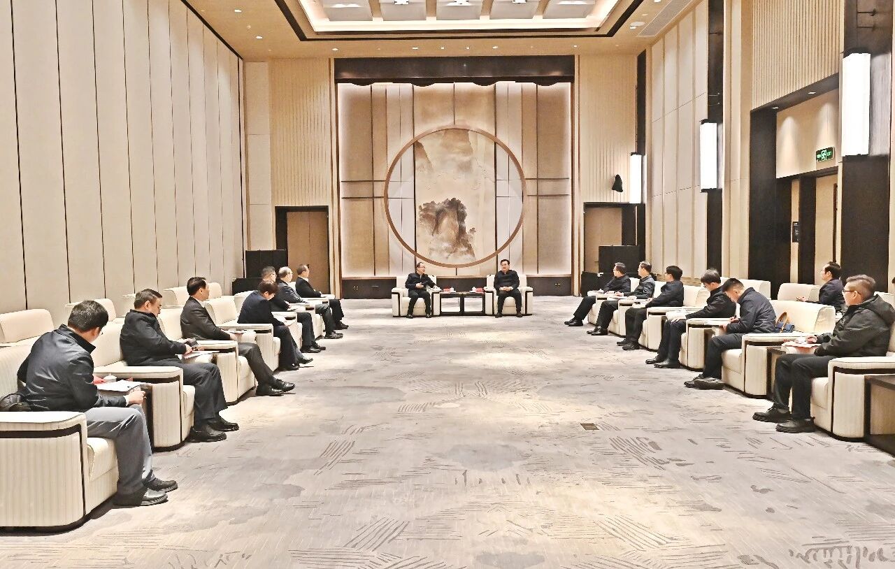 张国华与北京大学党委书记何光彩一行举行工作座谈。刘向阳 摄