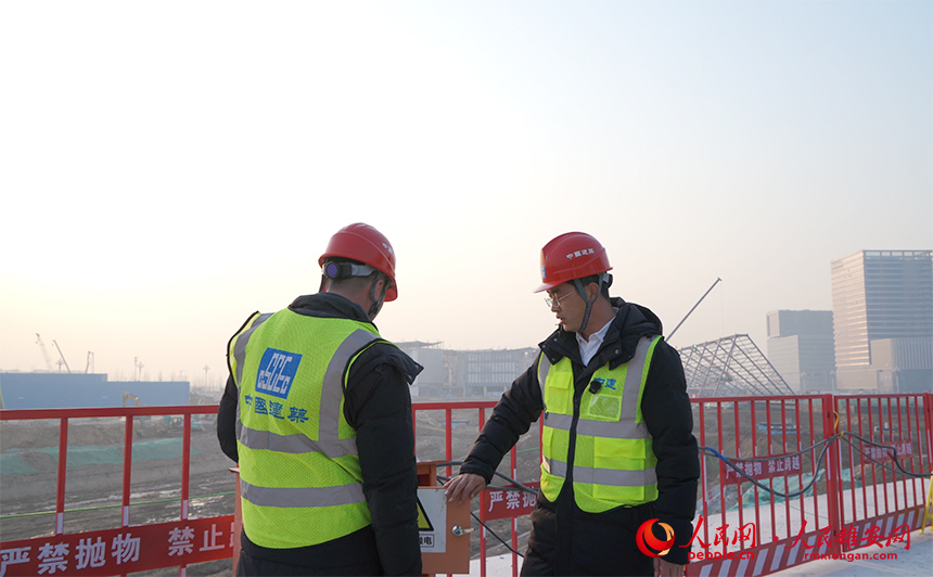 田明（右）在施工現場進行安全隱患排查。人民網記者 王紅攝