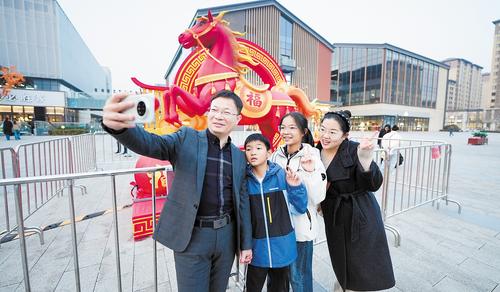 3月10日傍晚，雄安奧特萊斯北區南廣場，鞏文通一家四口打卡拍照。 本報見習記者 李 暢攝