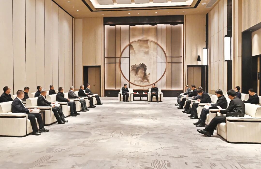 張國華與國家電網有限公司董事長、黨組書記張智剛一行舉行工作座談。劉向陽攝