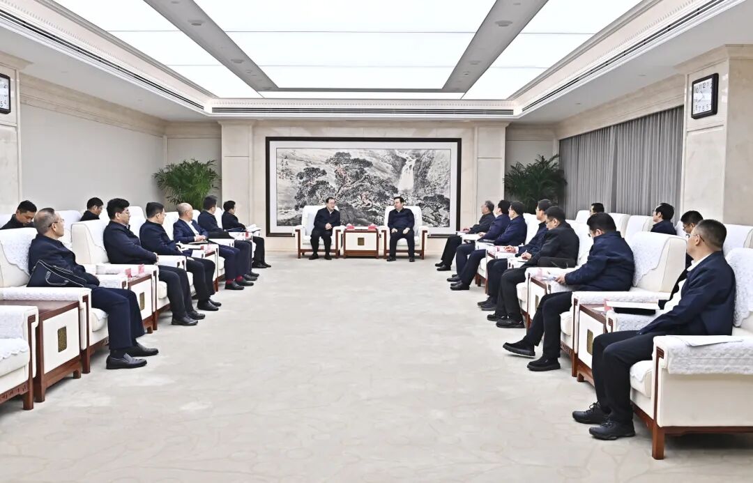 張國華與中國南水北調集團有限公司黨組書記、董事長汪安南一行舉行工作座談。劉向陽攝