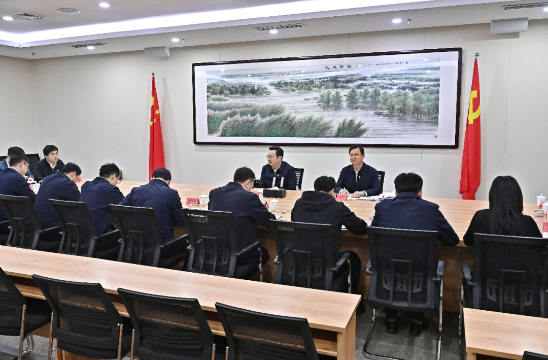 張國華參加所在黨支部組織生活會。劉向陽攝