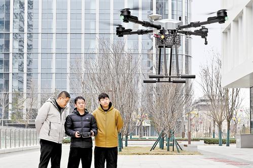 2月25日，雄安新区中关村科技园，北京凌空智联航空科技有限公司联合创始人朱旭（左）与技术人员一起对新产品进行检测。（本报资料片）本报记者 刘光昱摄