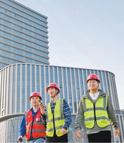 3月25日，雄安国贸中心及京雄快线项目现场，中国五冶集团有限公司的建设者正在指挥作业。本报记者 刘光昱摄