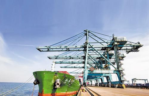 近日拍摄的黄骅港综合港区集装箱码头。 本报记者 戴绍志摄